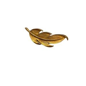 Gold toned leaf brooch vintage
